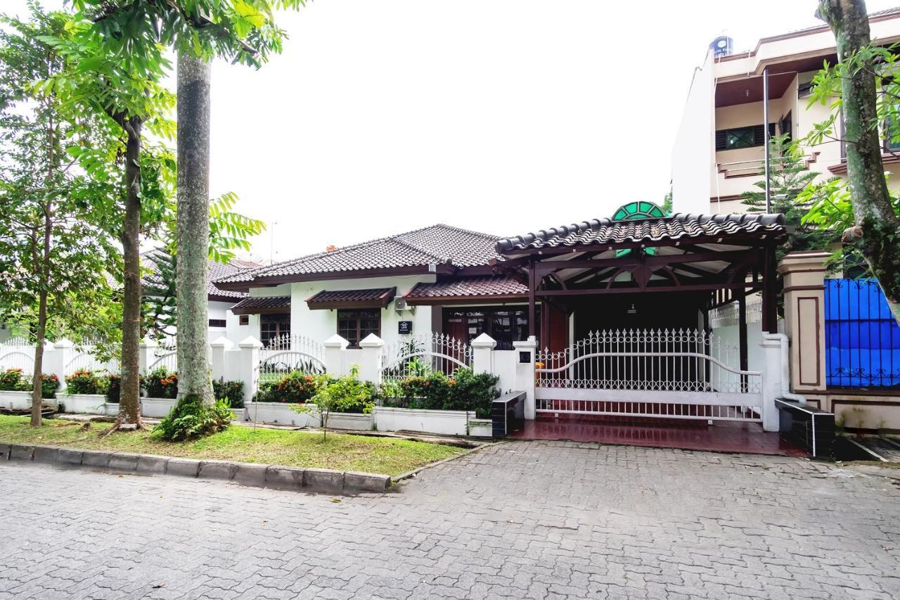 Oyo Living 2843 Raz House Syariah Hotel Medan Exterior foto