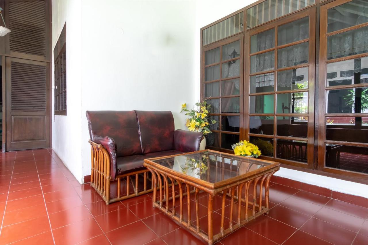 Oyo Living 2843 Raz House Syariah Hotel Medan Exterior foto