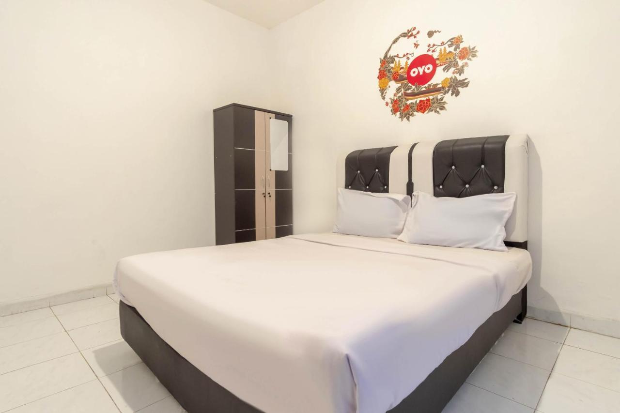 Oyo Living 2843 Raz House Syariah Hotel Medan Exterior foto