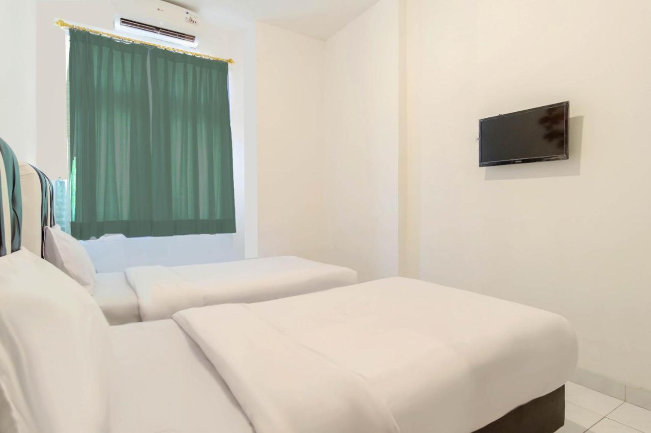 Oyo Living 2843 Raz House Syariah Hotel Medan Exterior foto