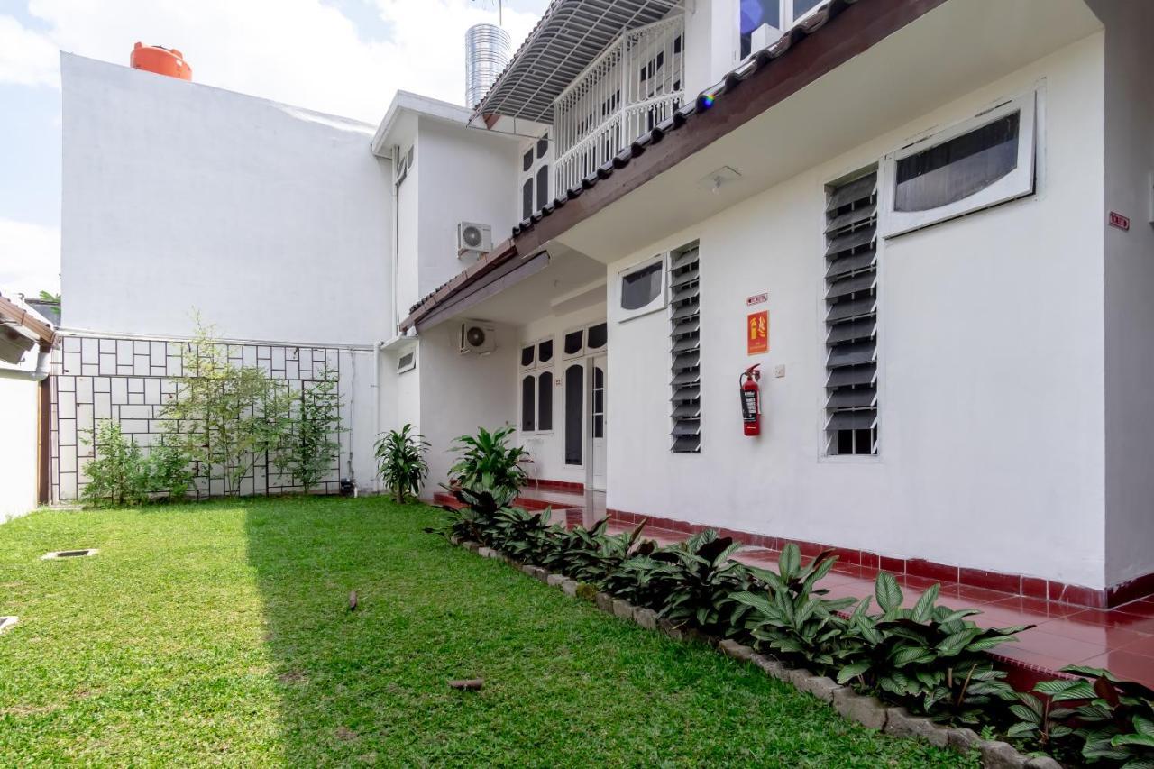 Oyo Living 2843 Raz House Syariah Hotel Medan Exterior foto
