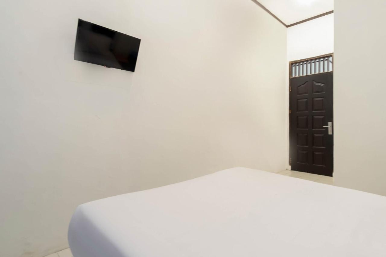 Oyo Living 2843 Raz House Syariah Hotel Medan Exterior foto
