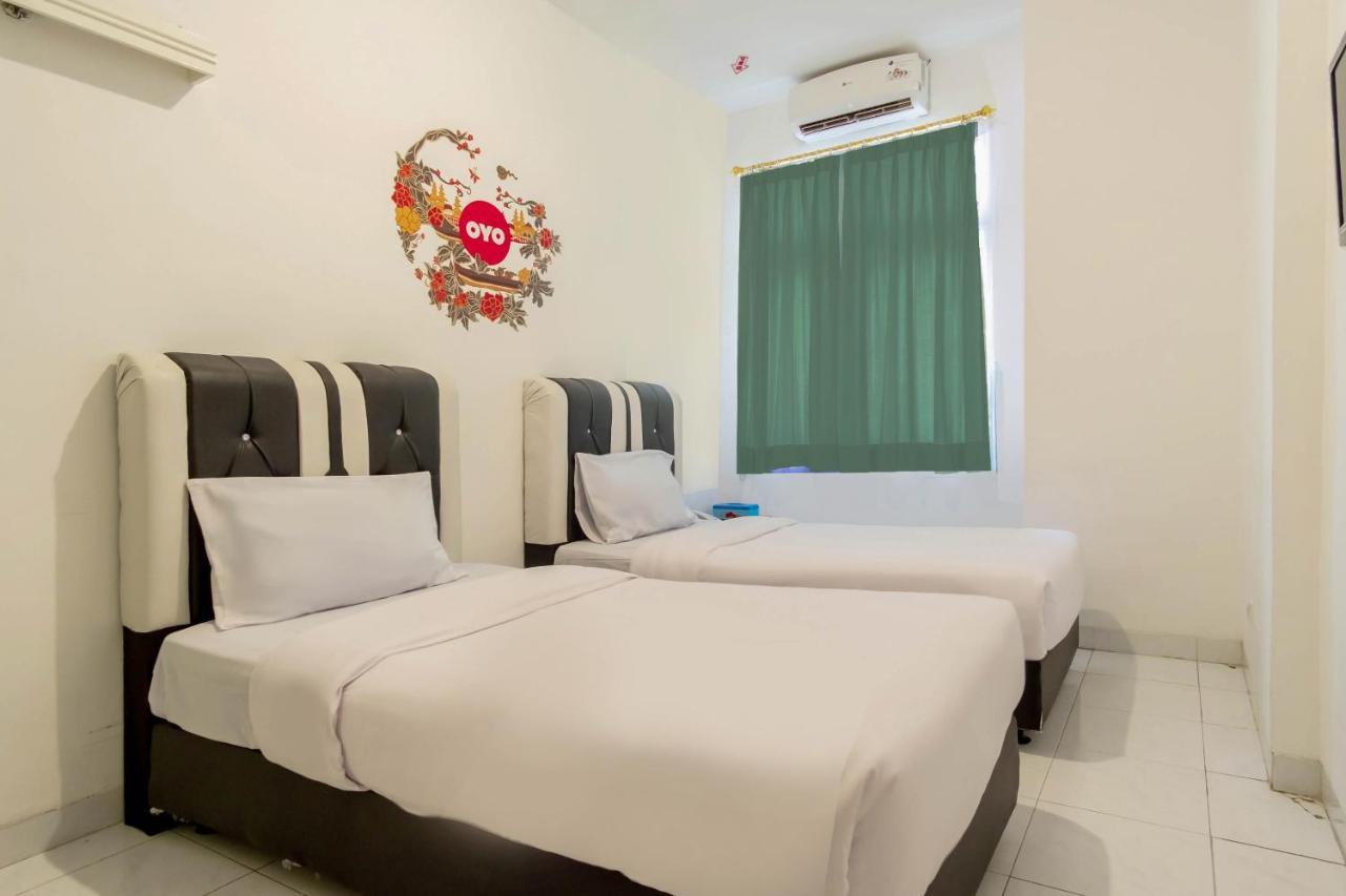 Oyo Living 2843 Raz House Syariah Hotel Medan Exterior foto