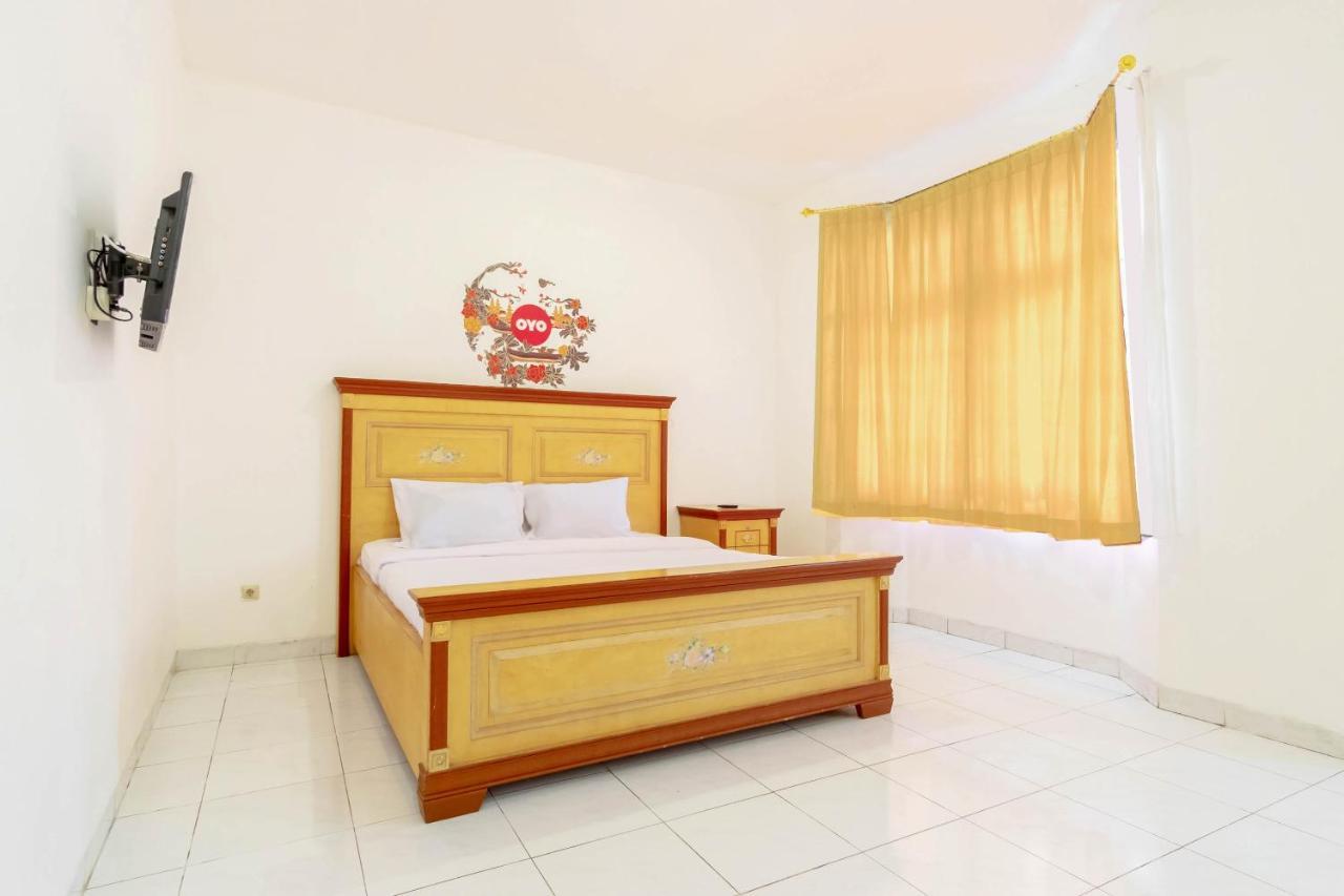 Oyo Living 2843 Raz House Syariah Hotel Medan Exterior foto