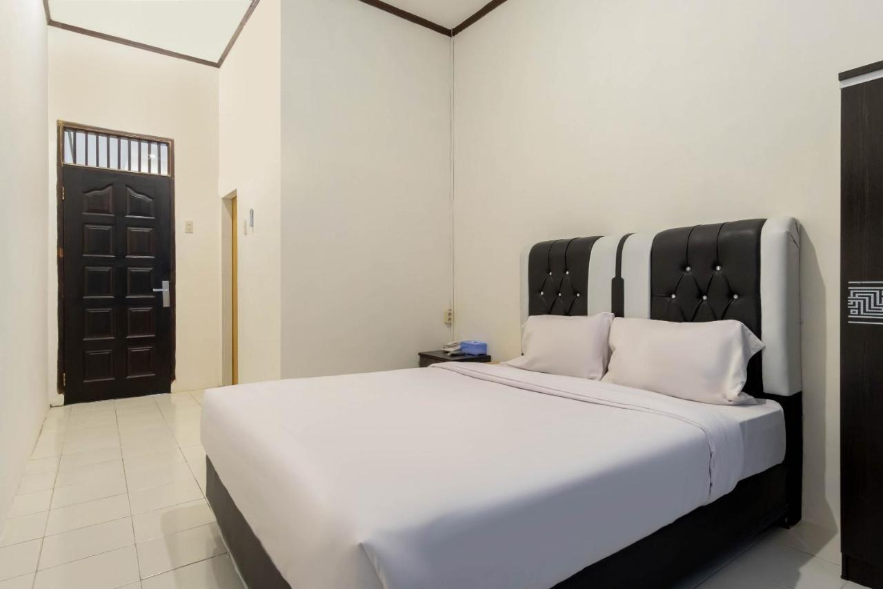 Oyo Living 2843 Raz House Syariah Hotel Medan Exterior foto