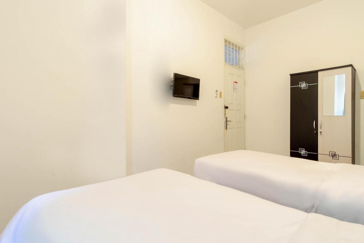Oyo Living 2843 Raz House Syariah Hotel Medan Exterior foto