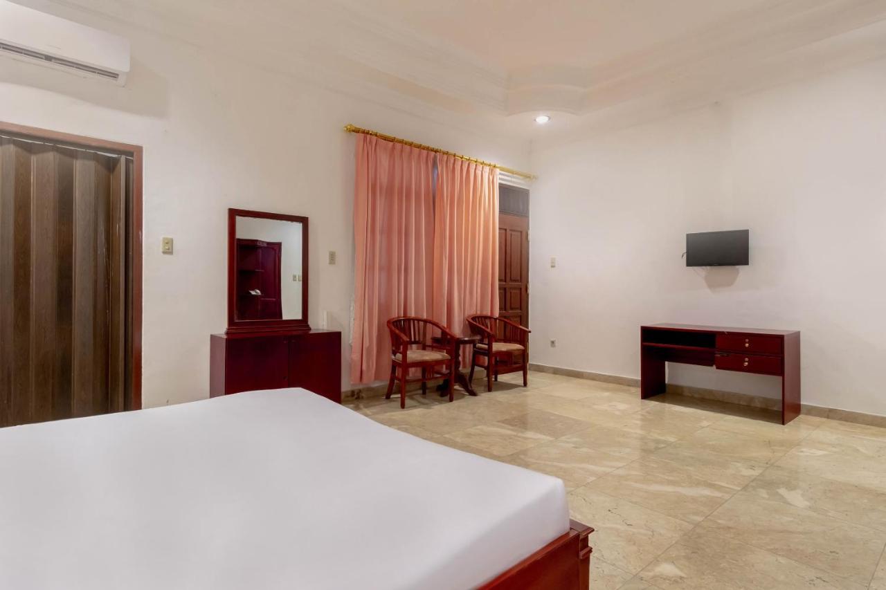 Oyo Living 2843 Raz House Syariah Hotel Medan Exterior foto