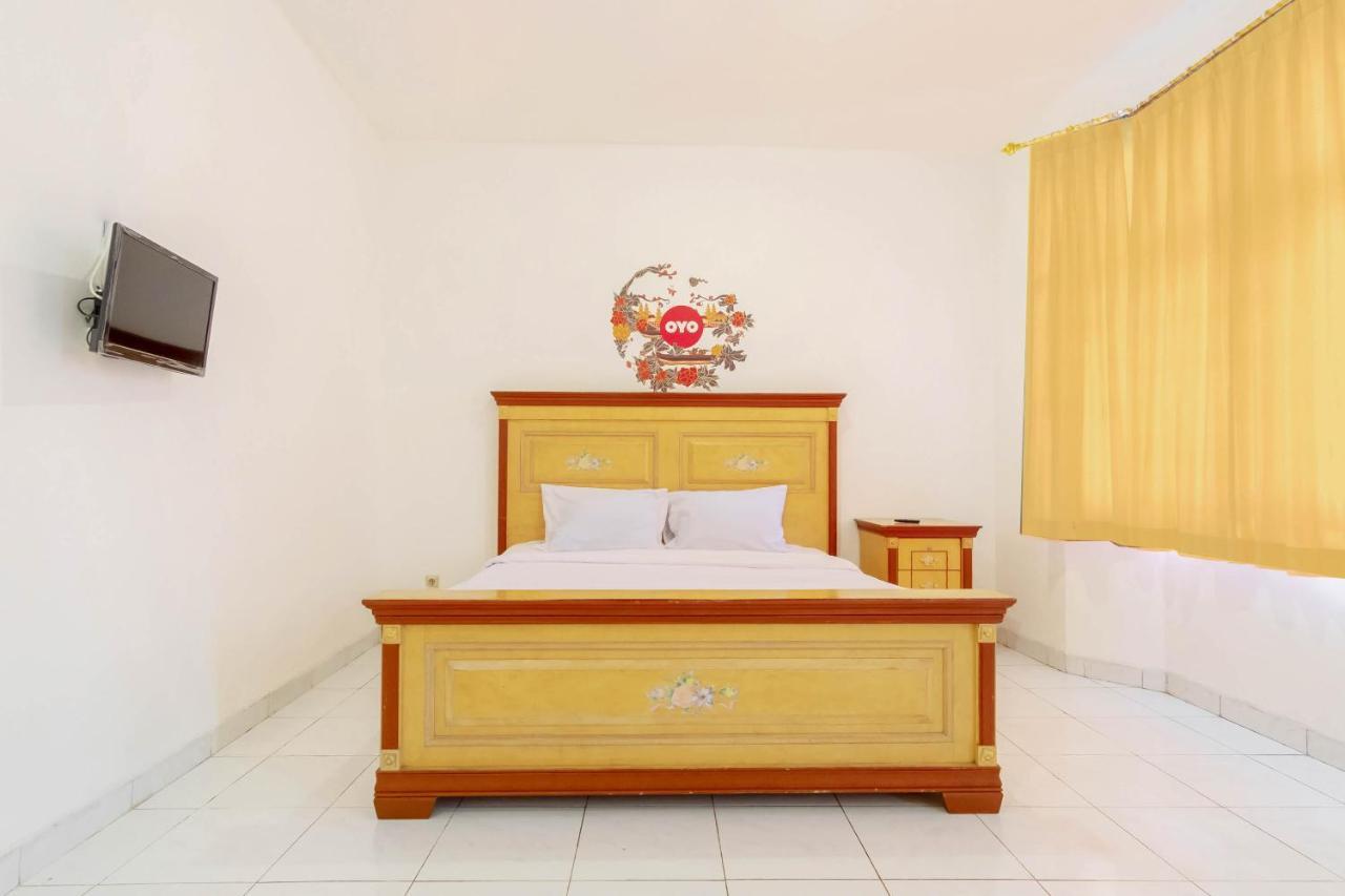 Oyo Living 2843 Raz House Syariah Hotel Medan Exterior foto