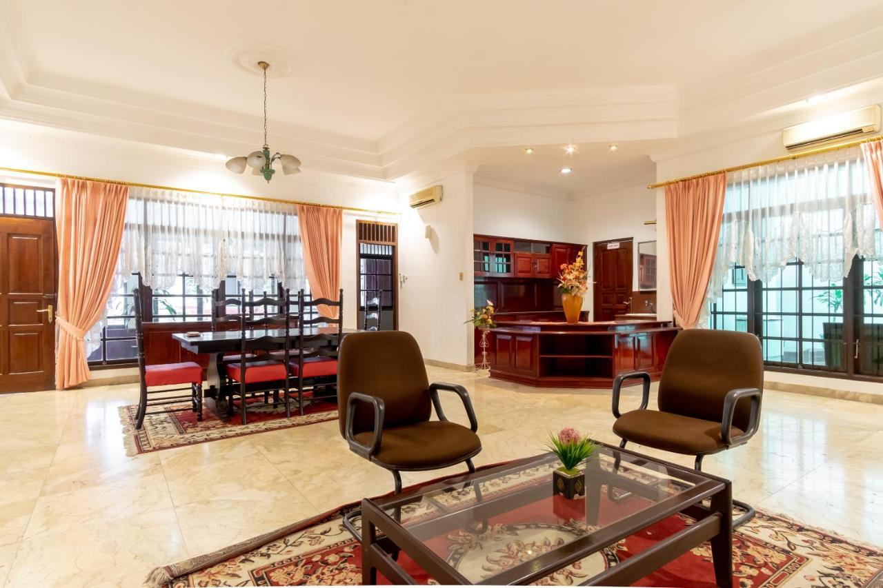 Oyo Living 2843 Raz House Syariah Hotel Medan Exterior foto